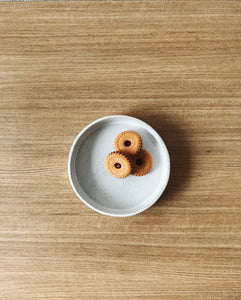 White straight edge flat plates